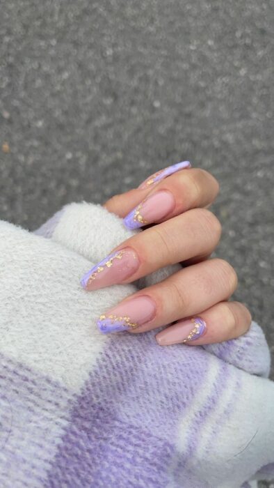 uñas acrílicas con toques dorados y lilas 