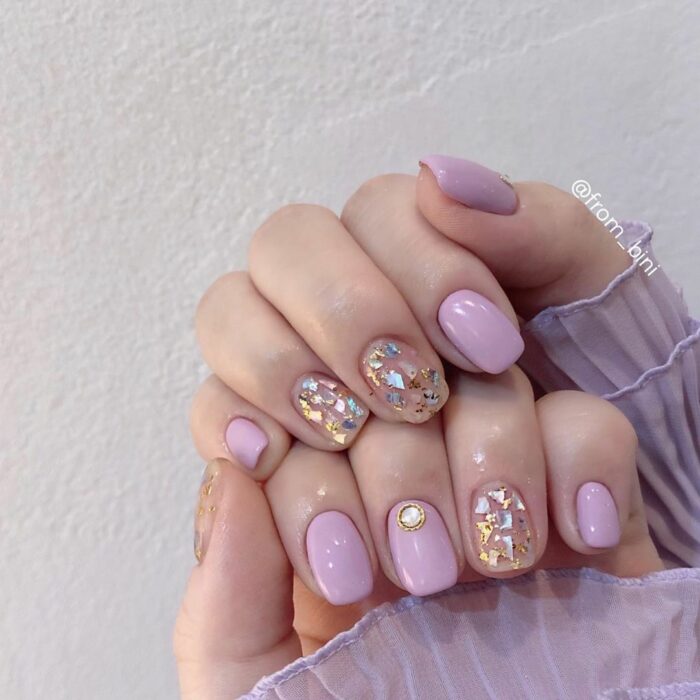 uñas acrílicas minis con colores lilas y brillitos 