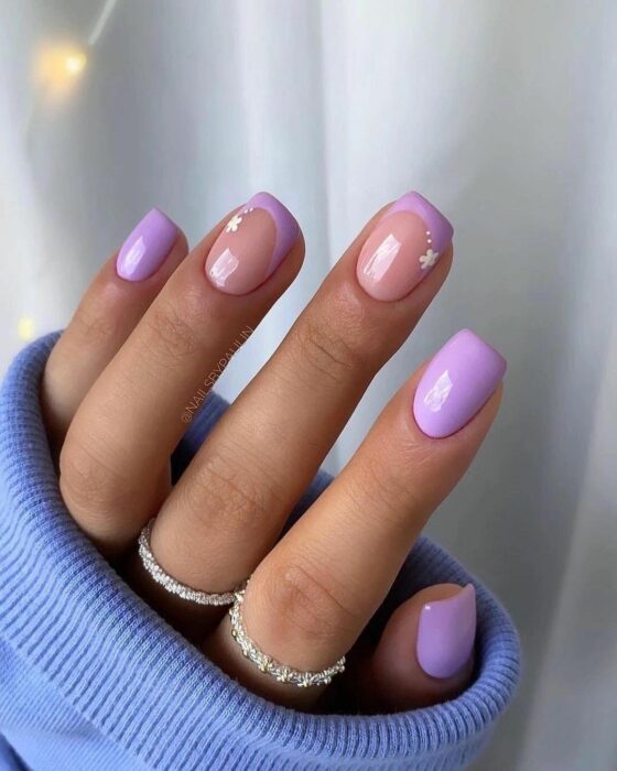 uñas acrílicas de color lila con detalles del típico francés 