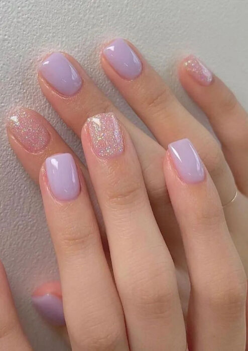uñas minis color lilas y otras con glitter