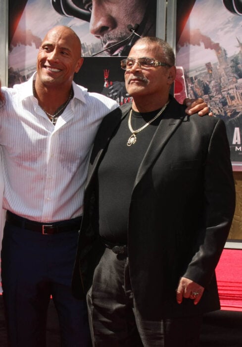 Dwayne Johnson y su padre Rocky Johnson en un evento, 2015