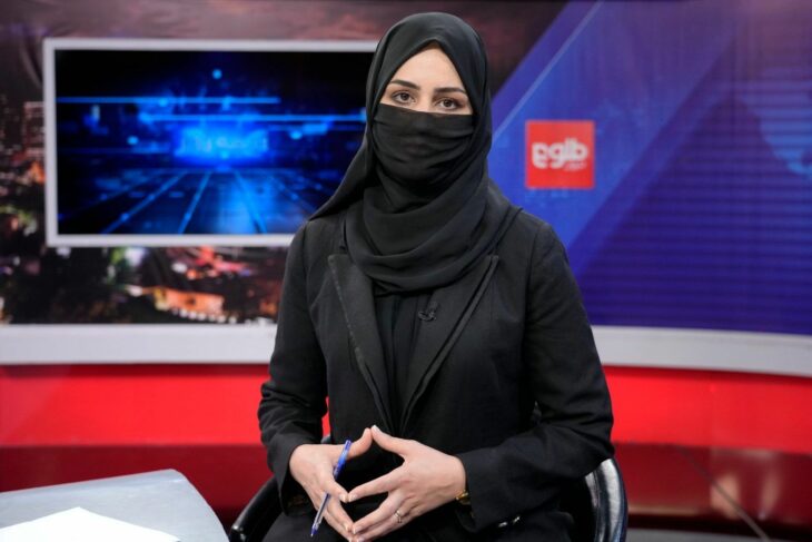 Presentadoras de televisión en Afganistán al aire con burka