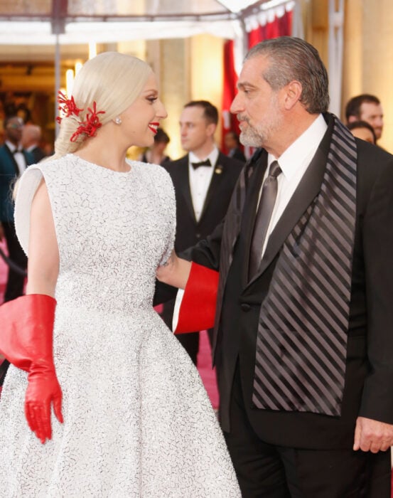 Lady Gaga y Joe Germanotta en la alfombra roja de los Óscar, 2015