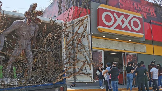 They open 'Stranger Things' themed OXXO in CDMX and steal the exhibition figure 