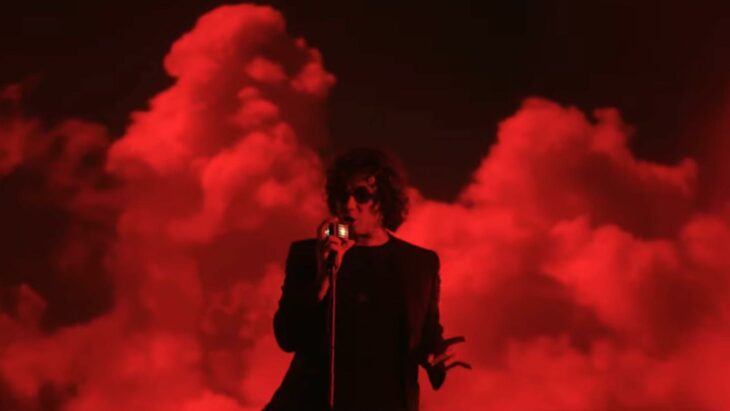 Imagen del cantante Enrique Bunbury con un fondo color rojo