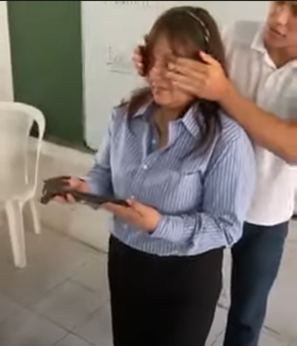 imagen de un alumno tapando los ojos a su maestra 