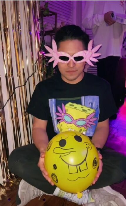 chico disfrazado de Bob Esponja 