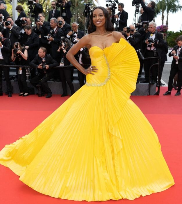 Jasmine Tookes ;Aquí los mejores outfits de la alfombra roja en Cannes 2022<