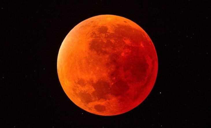 Luna en color rojo durante el eclipse total de luna 