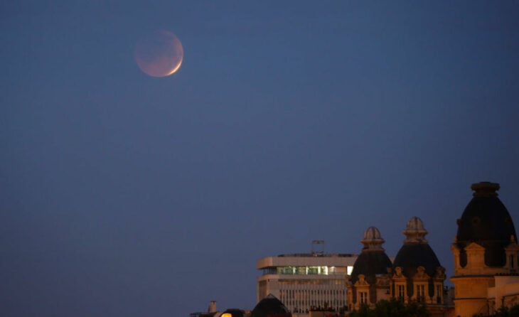 Fotografía de la luna de sangre vista desde Francia, Paris 