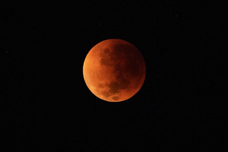 Imagen de la Luna Roja durante el fenómeno del eclipse lunar 2022