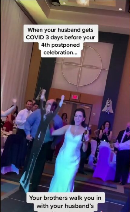 TikTok en el que una mujer baila en su boda con la figura de cartón tamaño real de su esposo