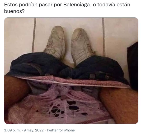 meme de los calzones rotos de una persona por los tenis de Balenciaga 