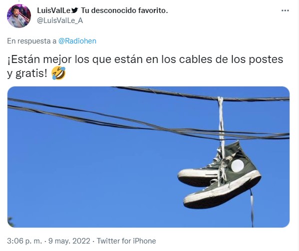 meme de un par de tenis colgados en los cables de la luz 