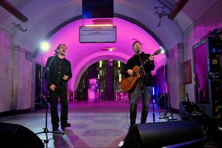 Bono y The Edge se unen para dar concierto en el metro de Kiev