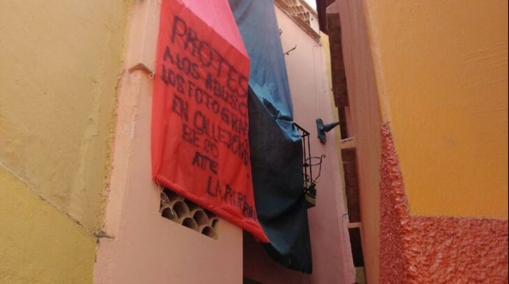 Manta de cierre en el Callejón del Beso