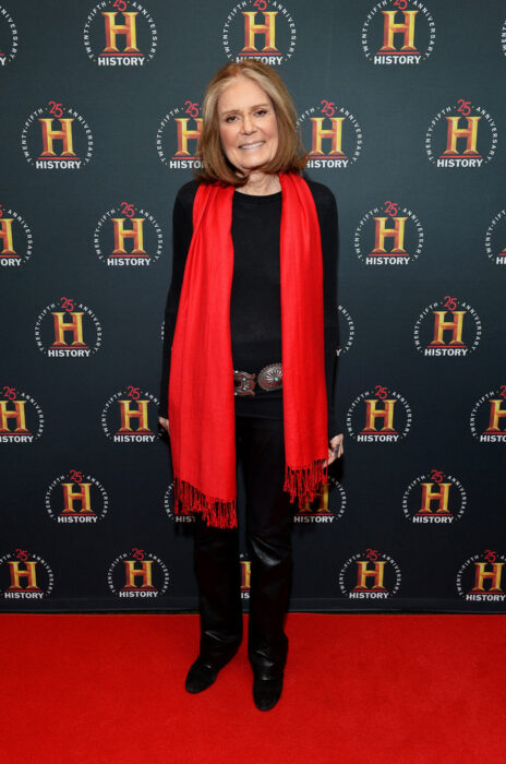 Fotografía de Gloria Steinem posando en una alfombra roja de History 