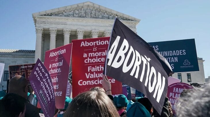 Pancartas en Estados Unidos de personas manifestando por el aborto 