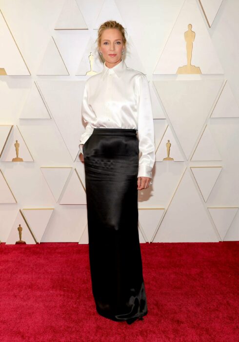 Actriz Uma Thurman en la alfombra roja de los premios Oscar 2022 