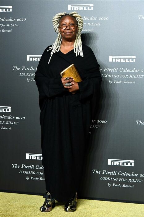 Whoopi Goldberg posando en una alfombra roja 