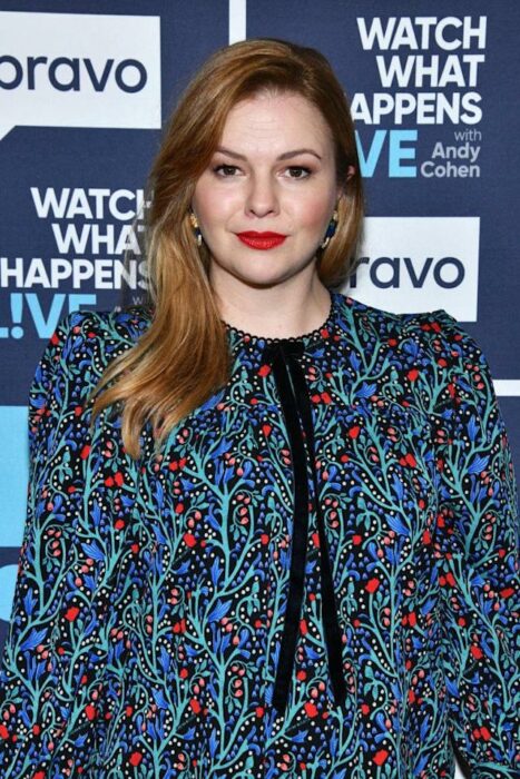 Amber Tamblyn posando en una alfombra roja 