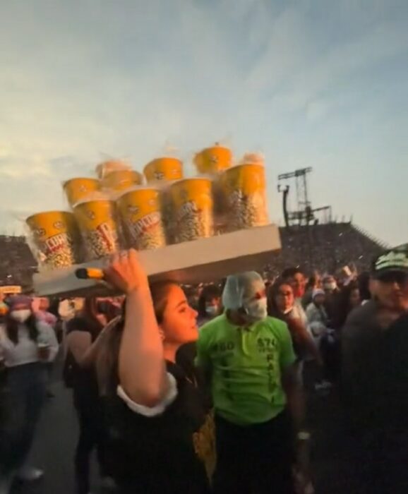 Chica se hace pasar por vendedora de palomitas en un concierto de Justin Bibier en la CDMX