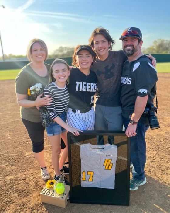 Fotografía de una familia en la chanca de Baseball