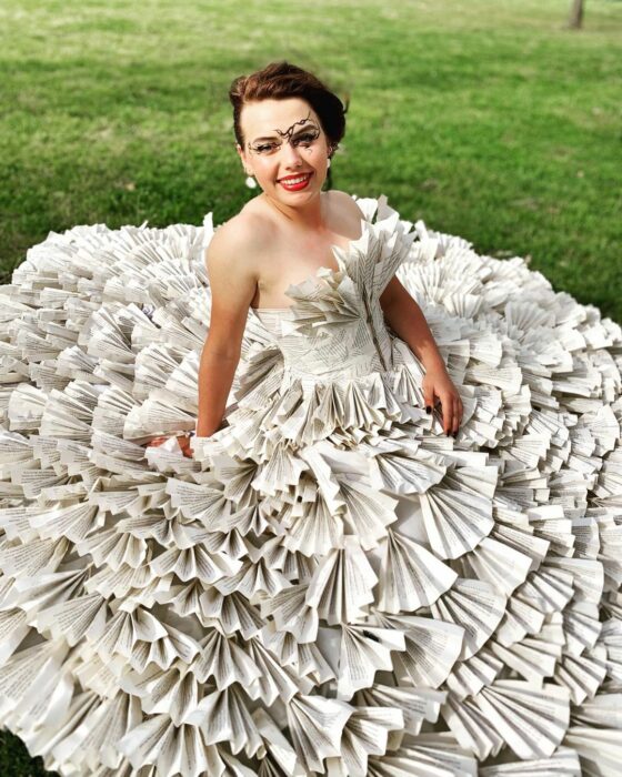 Chica posando con un amplio vestido hecho con las páginas de un libro de Harry Potter