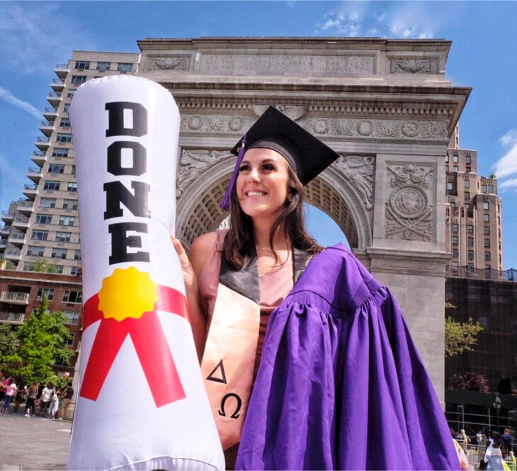 Selfie de una chica graduada con una toga en color morado 