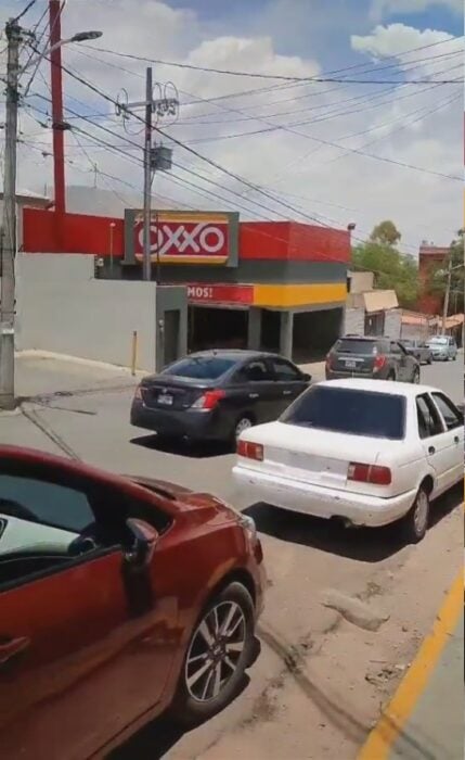 Captura de pantalla que muestra un Oxxo y carros pasando por la calle 