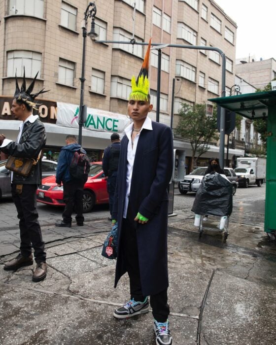 fotografía del modelo otomí Eduardo Domínguez parado en una de las calles 