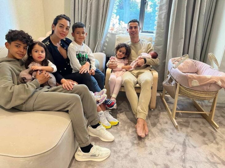 Image of Cristiano Ronaldo surrounded by his wife Georgina Rodríguez and their children 