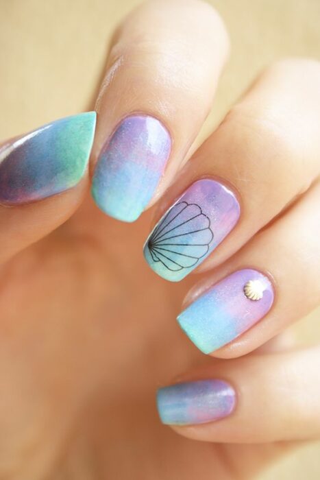 shell manicure; 15 beach manicures that will make you feel like a mermaid