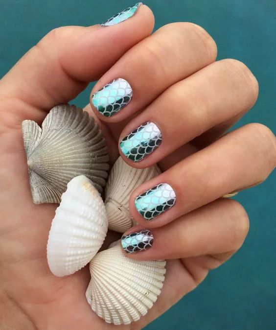 mermaid manicure ;15 beach manicures that will make you feel like a mermaid