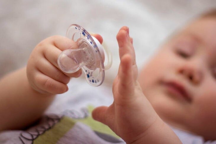 Desarrollan chupón bioelectrónico para monitorear salud de bebés en hospitales