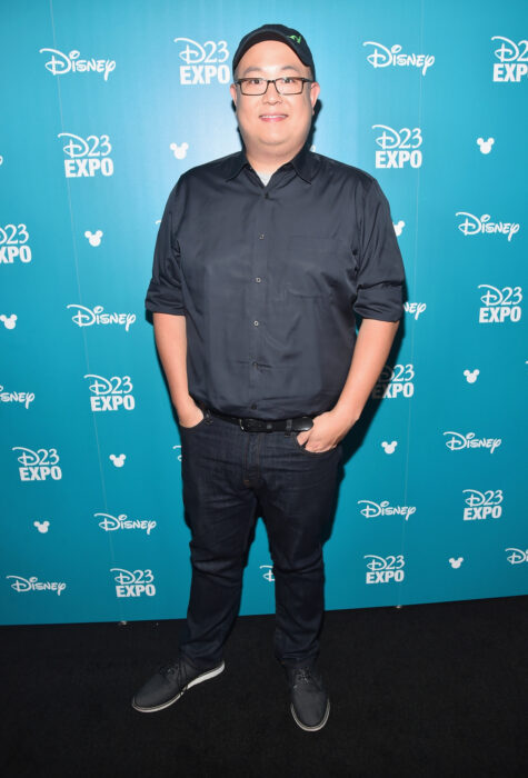 Director de cine Peter Sohn en una alfombra roja de Disney 