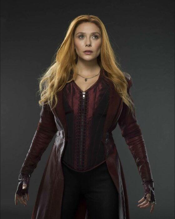 Elizabeth Olsen caracterizada de su personaje la Bruja Escarlata en Marvel Studios 