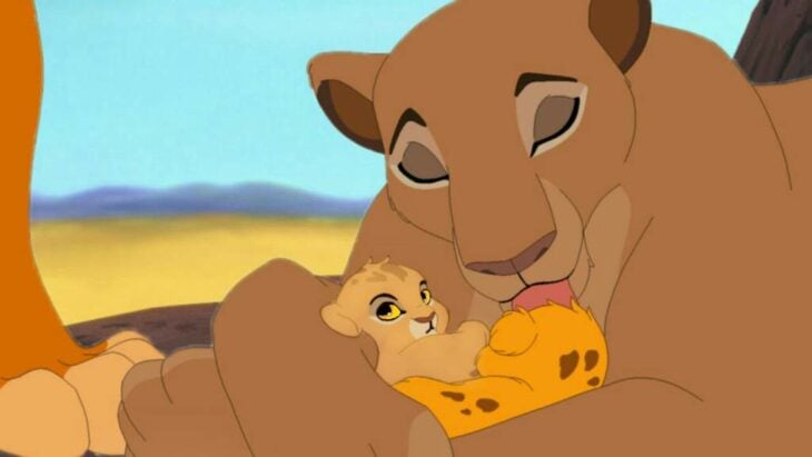 Sarabi mamá de Simba cargándolo en una escena del rey león 