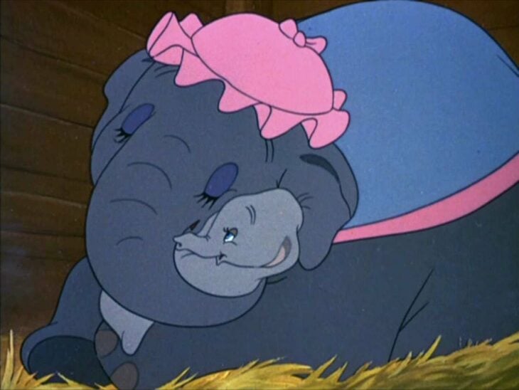 Dumbo junto a su mamá en la película de Dumbo 