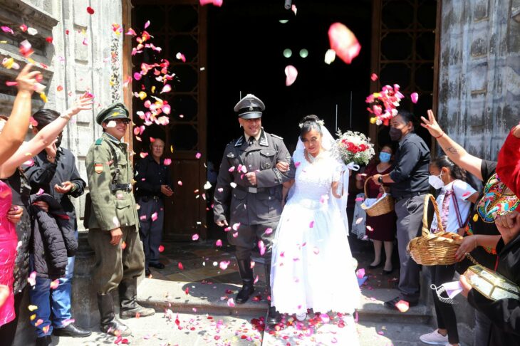 Pareja en Tlaxcala saliendo de la iglesia 