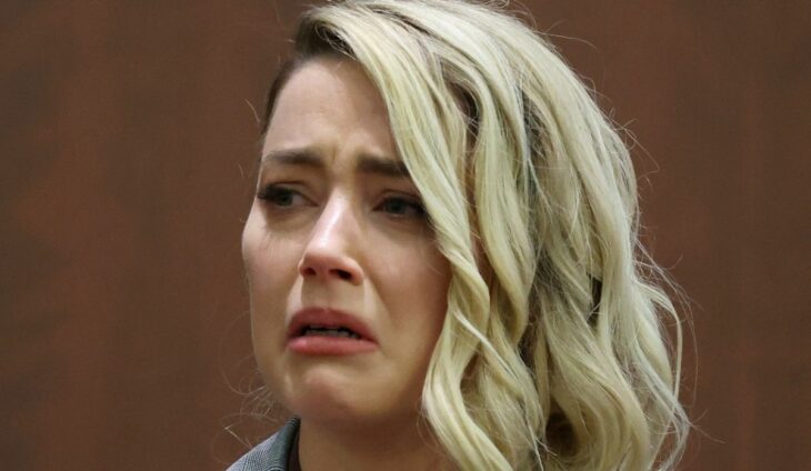 Amber Heard con cara a punto de llorar en la corte de Virginia 