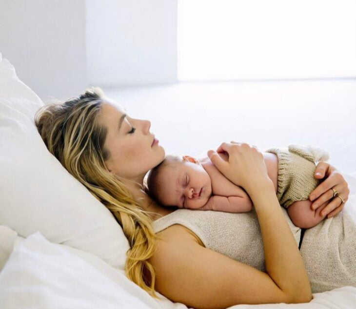 Amber Heard con su pequeña hija recostada en su pecho