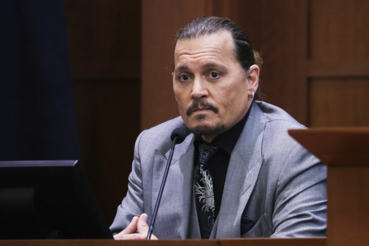 Johnny Depp en la corte durante el juicio por difamación en contra de Amber Heard