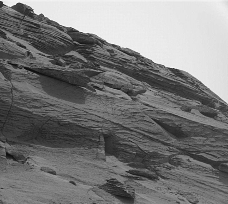 Imagen de supuesta puerta en Marte captada por el Mars Curiosity Rover de la NASA