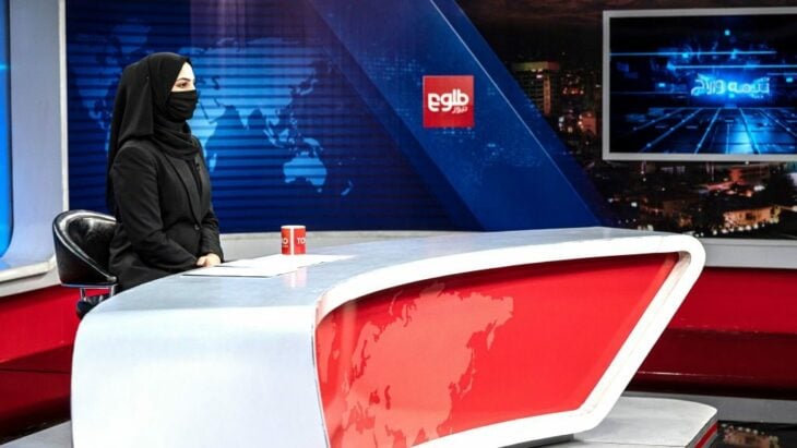 Presentadoras de televisión en Afganistán al aire con burka