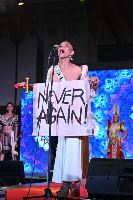 Finalista de Miss Trans Filipinas 2022 con letrero que dice Nunca Más