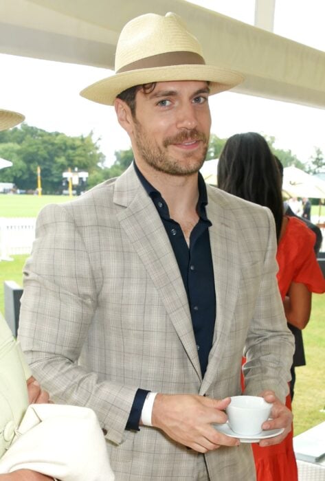 Henry Cavill posando con sombrero 