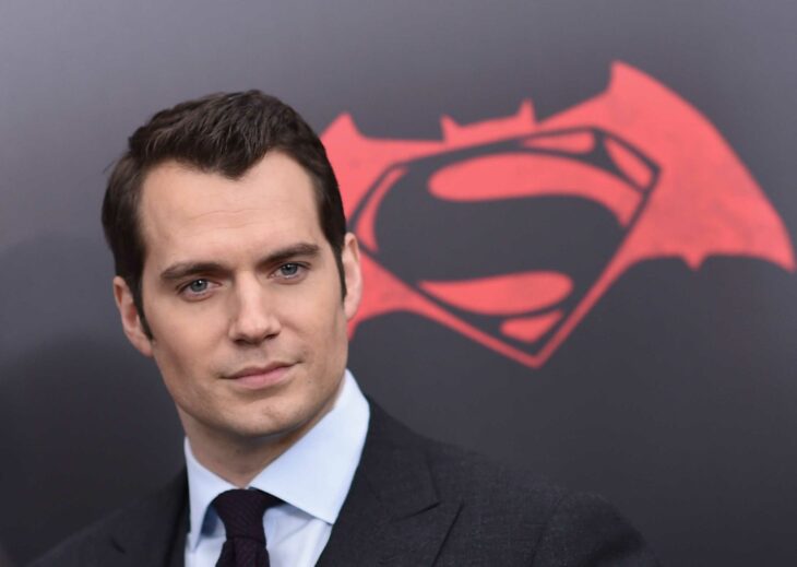 Foto de Henry Cavill peinado con tupé en una alfombra roja de Superman 