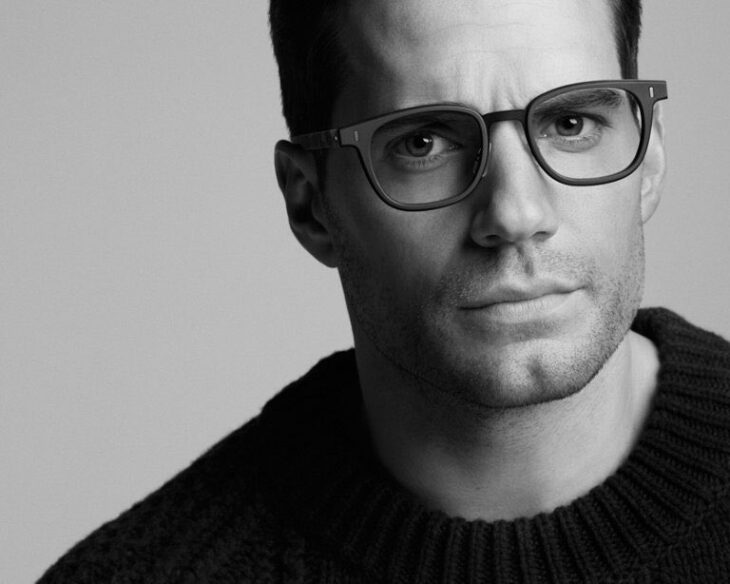 Actor Henry Cavill con lentes graduados 