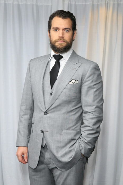 Henry Cavill con traje color gris y barba 